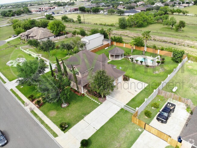 Building Photo - 4bed/3.5 w/pool Now Available! (Edinburg TX) Rental