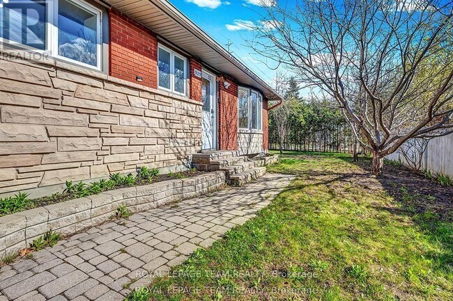 Photo - 925 Moorvale St