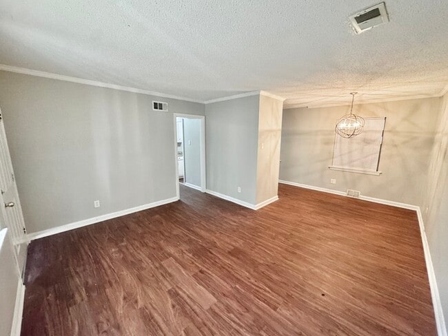 Photo - 2050 Sharon Ln