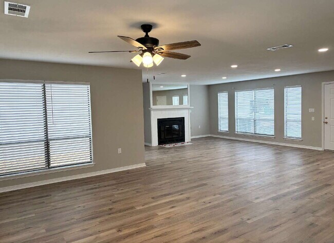 Photo - "Charming 2-Bed Oasis with Granite Touches & Cozy Fireplace in Fort Walton Beach!"