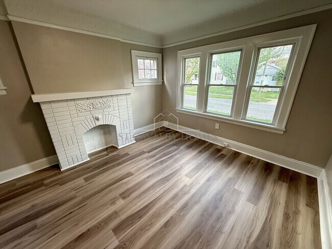 Photo - 656 Hammel St