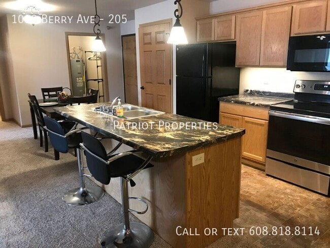 Building Photo - 1010 Berry Ave Unit 205