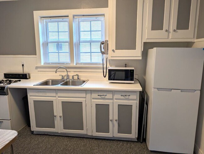 Photo - 5486 Broadway