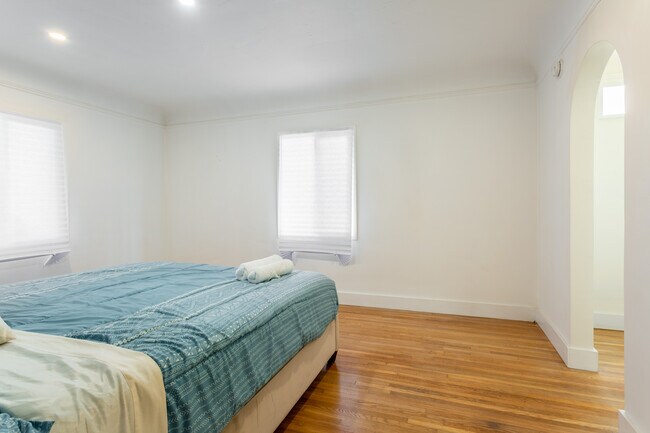 Photo - 450 S Roxbury Dr Unit 450