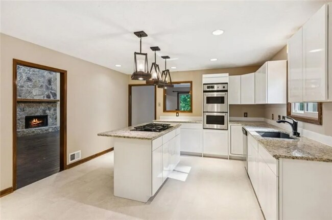 Photo - 1616 Maple Ridge Dr