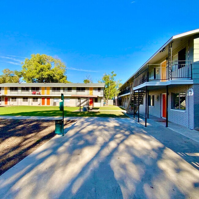 Photo - Spacious 2 Bedroom / 1 Bathroom Apartment ... Unit 31
