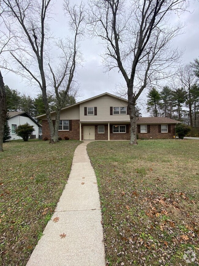 Building Photo - 4 BR, 2 BA, Split Level Home! Large Backya...