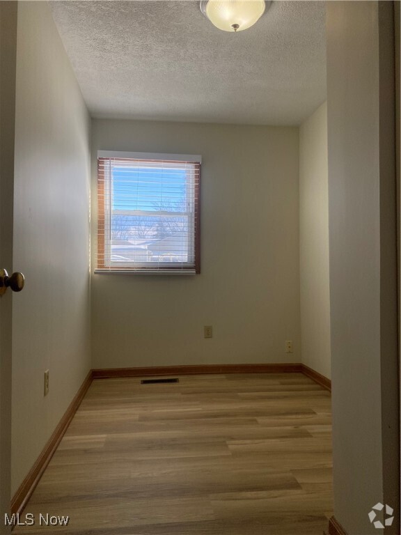 Building Photo - 1046 Overland Ave NE Rental