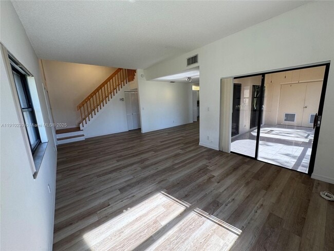 Photo - 573 Racquet Club Rd Casa