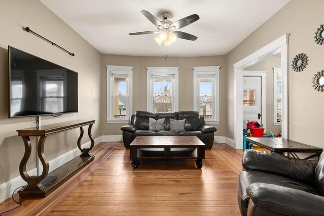 Building Photo - 14 Bowdoin St Unit 2