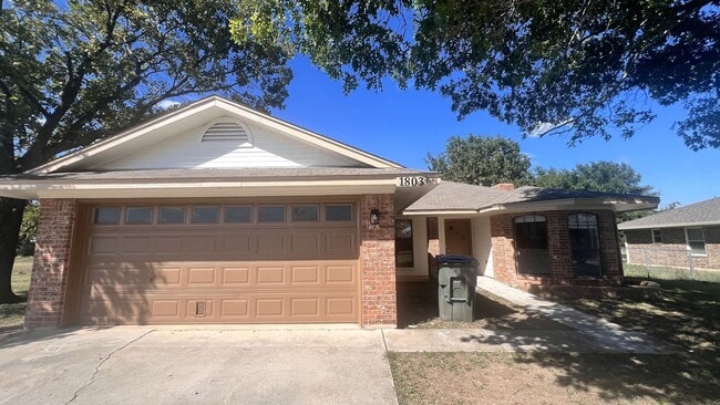Building Photo - Three Bedroom Cozy Home Recently Remodeled!
