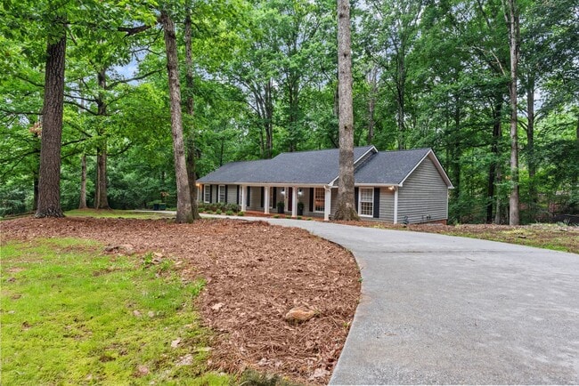 Photo - Prime Time Normal Town Living Home!