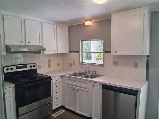 Building Photo - 2 bedroom 2 bathroom Lake House with a bonus room