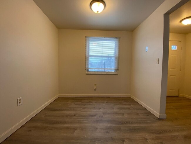 Photo - 733 Hemlock Square