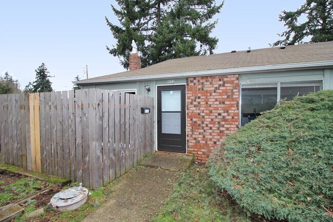 Building Photo - 8924-8934 SE Ellis St