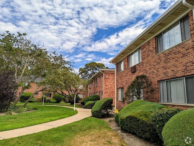 Building Photo - 11 S Saxon Ave Unit 4B Rental