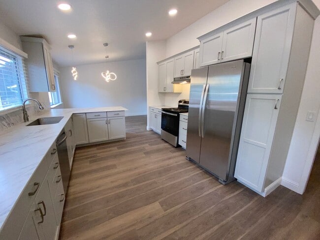 Modern 4 Bedroom, 3 Bath House - Near Died... - Modern 4 Bedroom, 3 Bath House - Near Died...