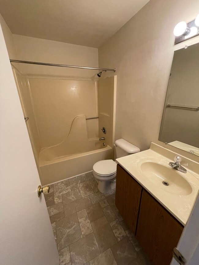 Photo - 3 Bed 2 Bath Townhouse in Manchester