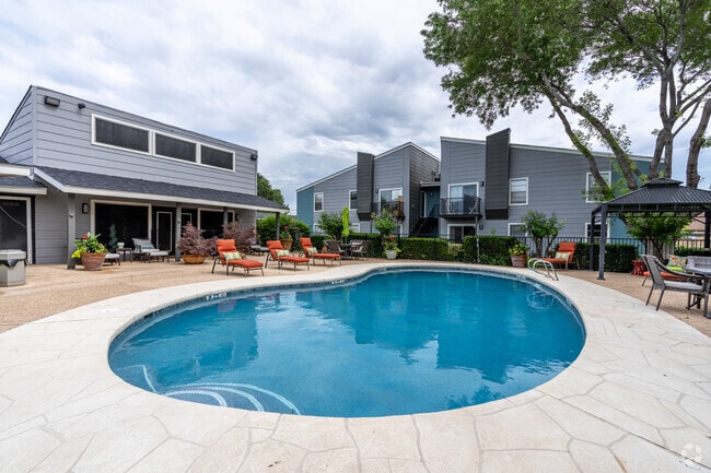 Swimming Pool - Creekwood Apartments
