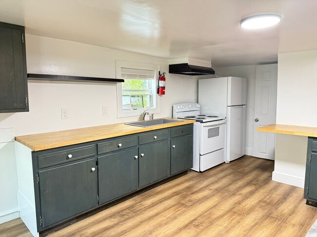 Building Photo - Newly Renovated 3 Bedroom 1.5 Bathroom Hom... Rental