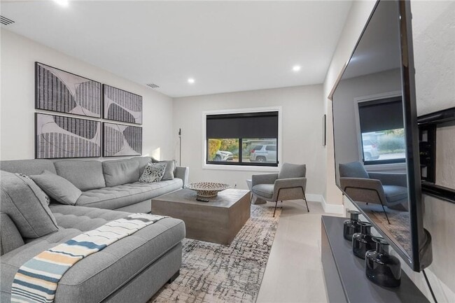 Photo - 425 NE 25th St