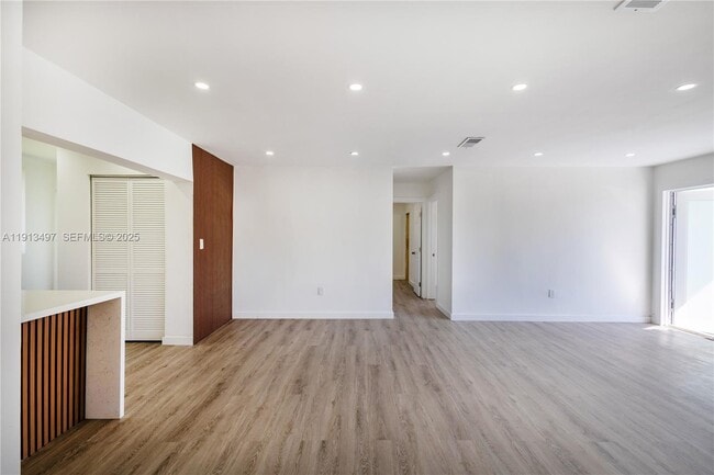 Photo - 6371 Scott St