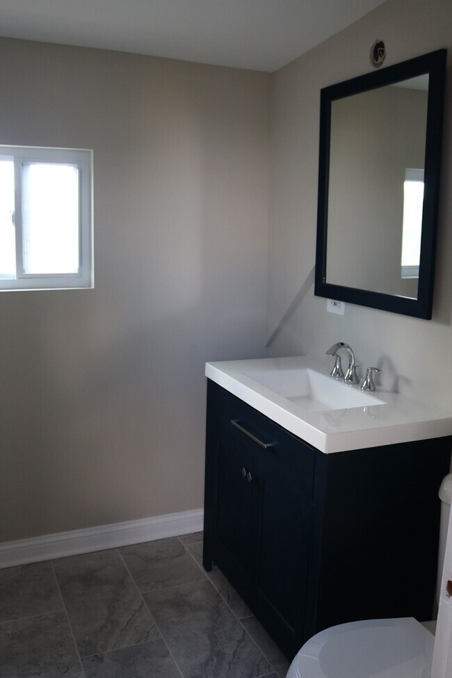 Bathroom - 939 W 34th St Unidad 1R