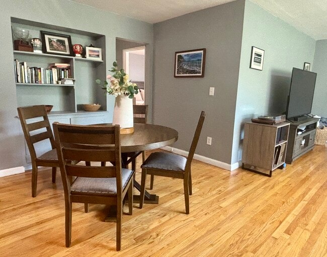 Building Photo - 95 Orient Way Unit Spacious 1 Bedroom