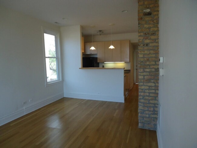 Building Photo - 2545 W Homer St Unit 3