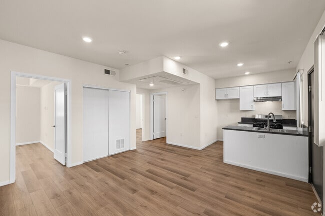 2BR, 2BA - 816SF - Living Room