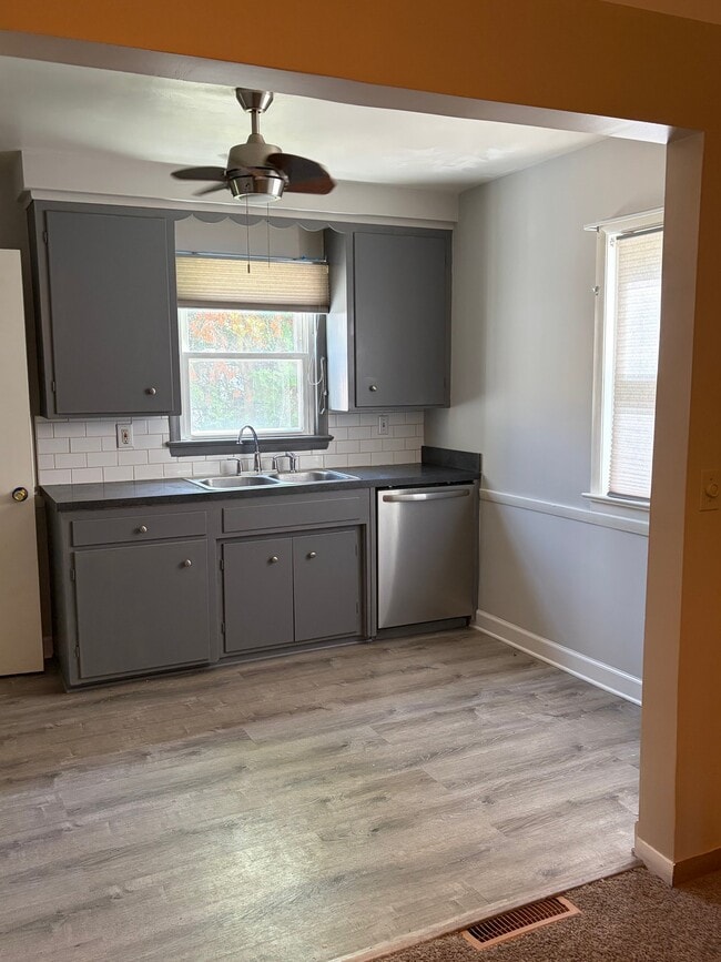 Photo - 1348 Beaconfield Rd