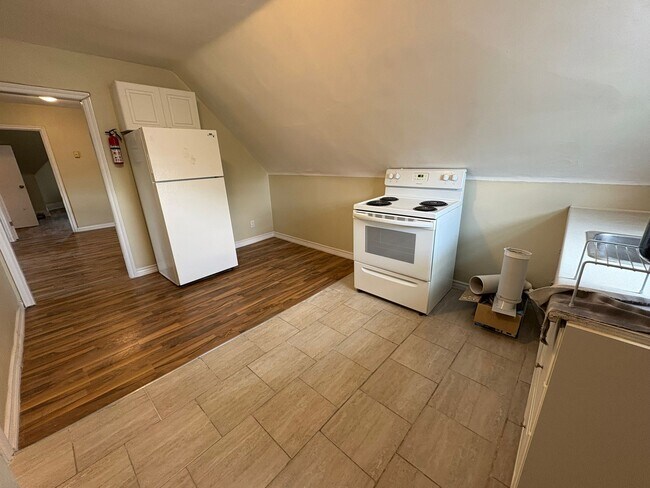 Photo - 410 Barton St E