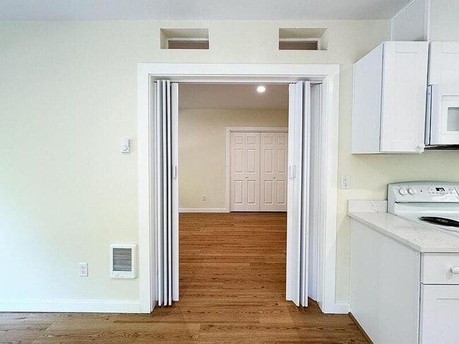 Photo - Beautiful One Bedroom Apartment in Fox Hollow Area
