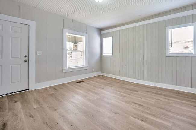 Photo - 4/1 Open Floorplan, Renovated, Section 8, ...