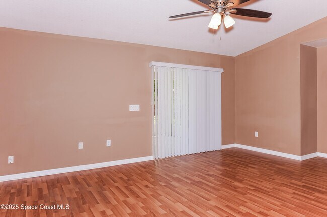 Photo - 225 Gordon Rd NW