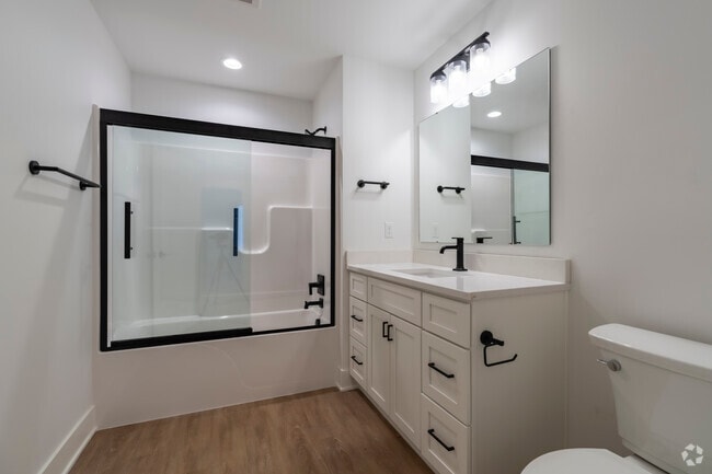 2BR, 2BA - 1,390SF - Suite 6 - Bathroom 2