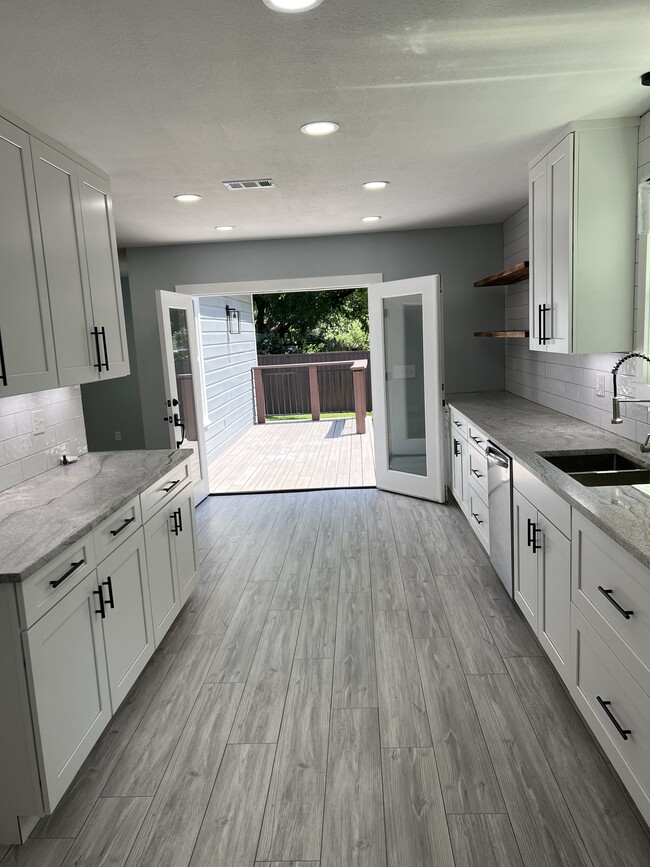 La cocina se abre a la terraza trasera. - 1001 Largent St