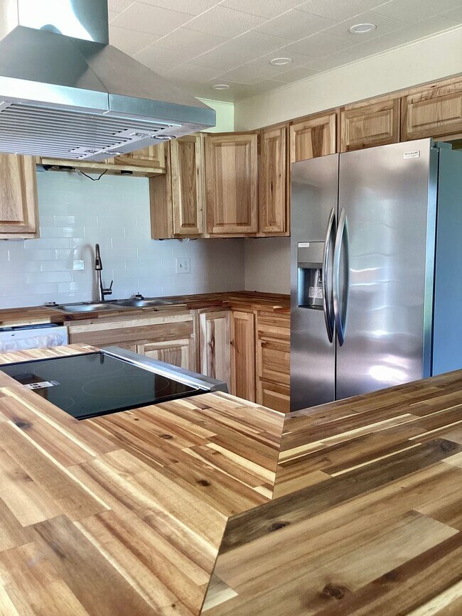 Building Photo - Renovated 4 bed 2 bath with large yard and... Rental
