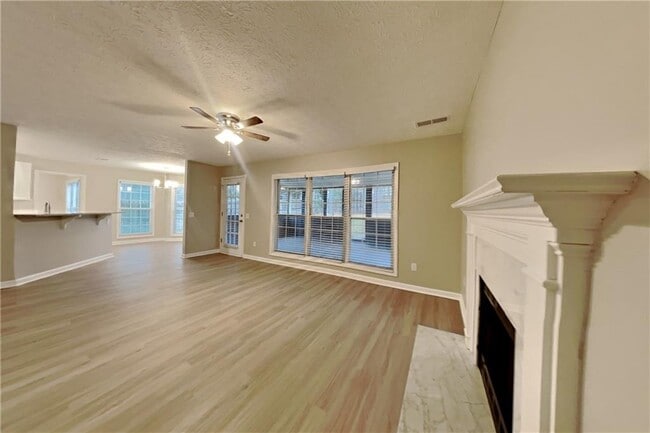 Photo - 1464 Claredon Dr NW