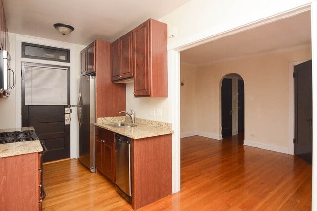 Building Photo - 2200 W Ainslie St Unit J06P