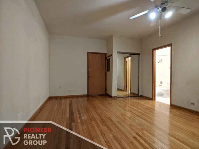 Photo - 633 W Barry Ave