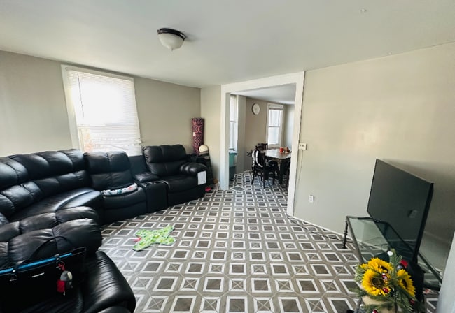 Photo - 122 W Oneida St