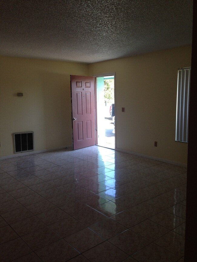 Photo - 394 Champlain Dr