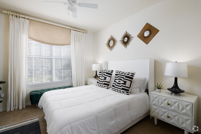 2BR, 2BA - 950SF - Bedroom