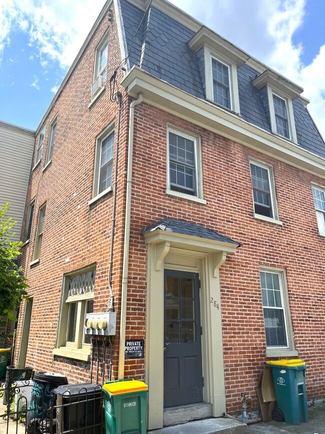 Second-Floor 2 Bedroom / 1 Bathroom Apartm... - Second-Floor 2 Bedroom / 1 Bathroom Apartm... House