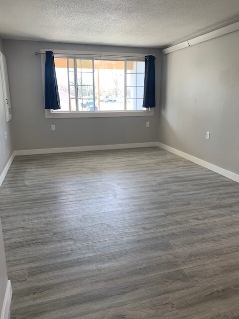 Photo - 105 Main St S