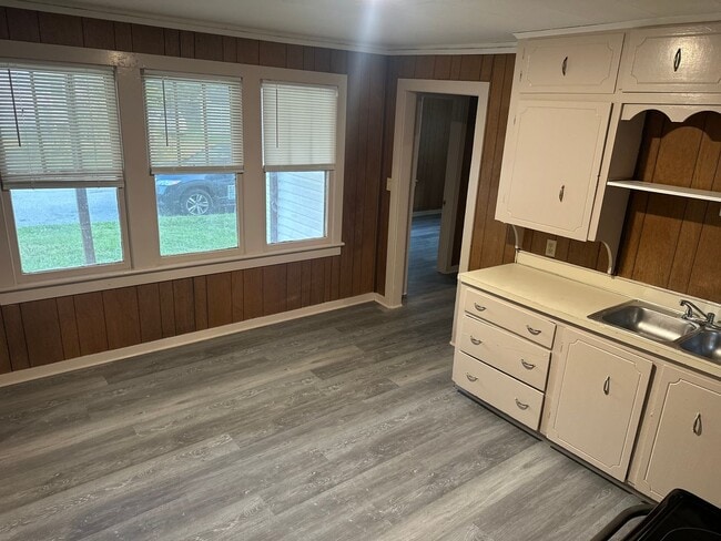 Photo - 2 Bedroom, 1 Bathroom Home w/ Fenced-In Backyard and Covered Front Porch in Downtown Springdale