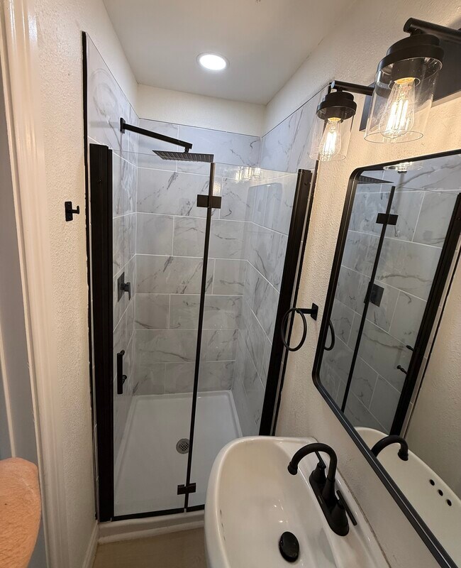 Photo - 305 Waller St