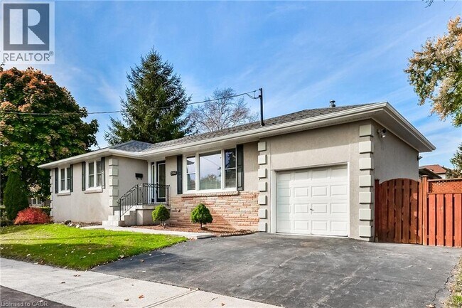 Photo - 2063 Hixon St