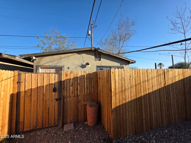 Photo - 2135 W Hadley St Apartamento Unidad 3